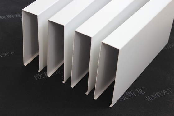 U bianco sospeso - pannello per soffitti lineare della striscia di profilo del soffitto di alluminio dello schermo