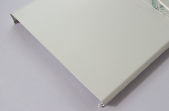 Polvere bianca che ricopre il bordo smussato del pannello per soffitti di alluminio della striscia sospeso C300