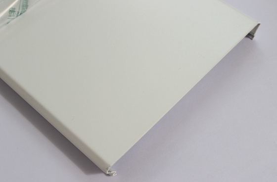 Polvere bianca che ricopre il bordo smussato del pannello per soffitti di alluminio della striscia sospeso C300