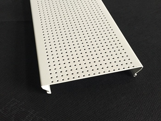 La c perforata micro- ha modellato il soffitto di alluminio della striscia, colore acustico di bianco di traffico dei pannelli per soffitti