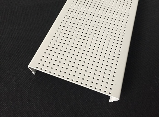 La c perforata micro- ha modellato il soffitto di alluminio della striscia, colore acustico di bianco di traffico dei pannelli per soffitti