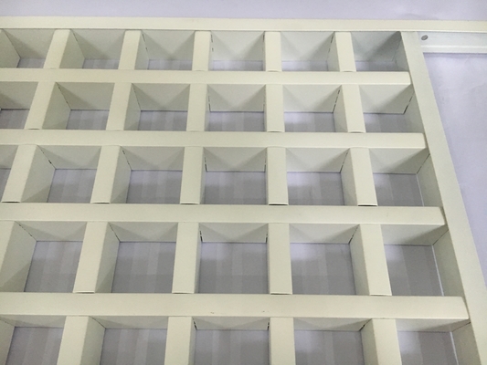 Le mattonelle commerciali quadrate del soffitto aprono il soffitto di griglia delle cellule con le lame di collegamento