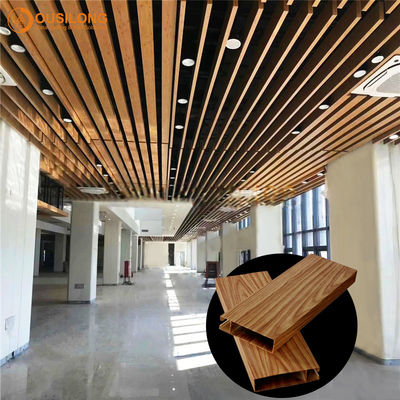 Soffitto falso sospeso decorativo del metallo di sembrare della plancia di alluminio di legno di profilo per il centro commerciale
