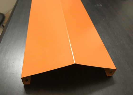Sistema sospeso alluminio aperto di alluminio a forma di V su ordinazione arancio di vista del soffitto della striscia