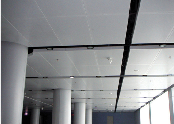 Il risiedere perforato insonorizzato nel soffitto piastrella i pannelli per soffitti galleggiare/2x2 per la decorazione del corridoio