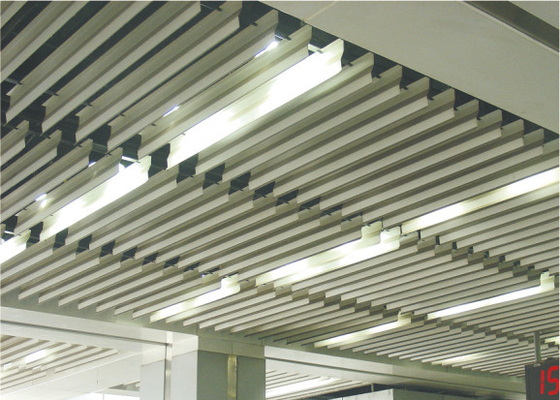 Soffitto di alluminio bianco sospeso decorativo su ordine del deflettore, soffitto lineare falso architettonico del metallo