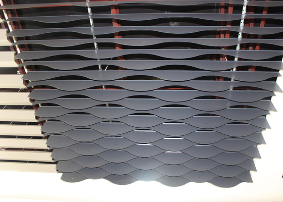 J ha modellato la spina nel soffitto del metallo sospeso lama piastrella moderno per il centro commerciale