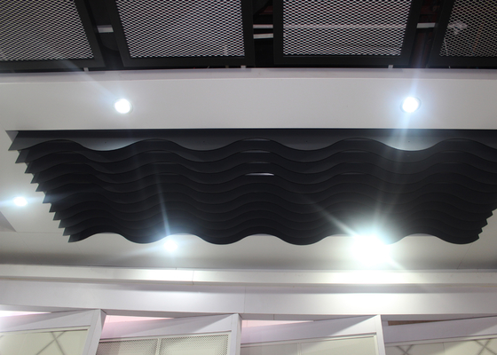 J d'arricciatura ha modellato il soffitto lineare di galleggiamento alimentabile piastrella il soffitto sospeso di alluminio su ordinazione della striscia di metallo