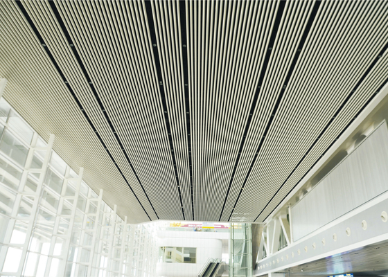 Pannelli per soffitti lineari sospesi ondulati del metallo del bagno su ordinazione del soffitto del metallo dell'annuncio pubblicitario