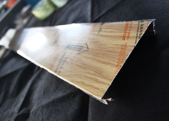 C di legno - il soffitto di alluminio chiuso a forma di della striscia diritto/ha smussato l'angolo