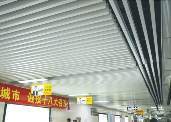 Le mattonelle commerciali di galleggiamento del soffitto, metropolitana di legno di alluminio con la pallottola hanno modellato