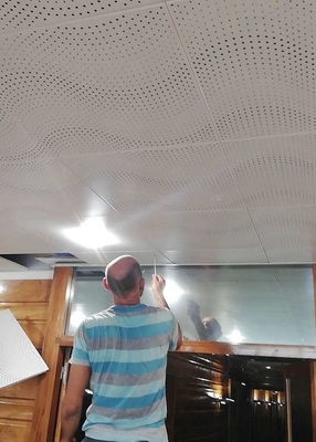 Clip di alluminio del soffitto del CE delle mattonelle di colore di perforazione bianca acustica di Wave nel soffitto per l'hotel
