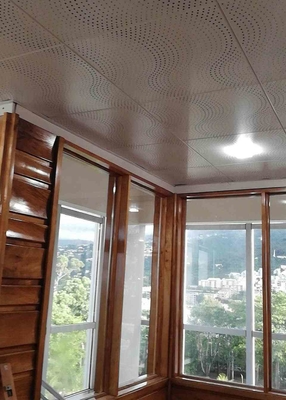 Clip di alluminio del soffitto del CE delle mattonelle di colore di perforazione bianca acustica di Wave nel soffitto per l'hotel