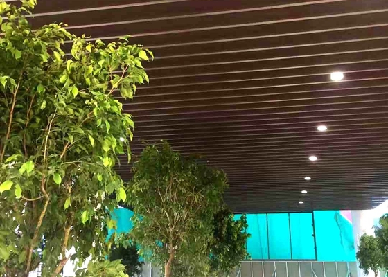 Soffitto di alluminio del deflettore di colore di legno ricoperto rullo per il centro commerciale 12 anni di garanzia