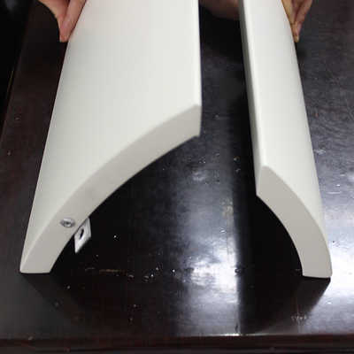 Spessore di alluminio decorativo su misura bianco di forma curva 1.5mm 2.0mm dello strato del pannello