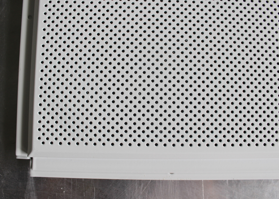 Risiedere dell'alluminio nello strato acustico delle mattonelle del soffitto installato con i quadrati della griglia di T 600 x 600