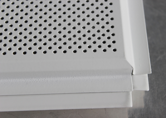 Risiedere dell'alluminio nello strato acustico delle mattonelle del soffitto installato con i quadrati della griglia di T 600 x 600