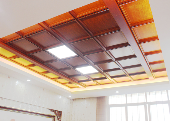 Clip artistica elegante in mattonelle del soffitto con la bella linea dorata modello