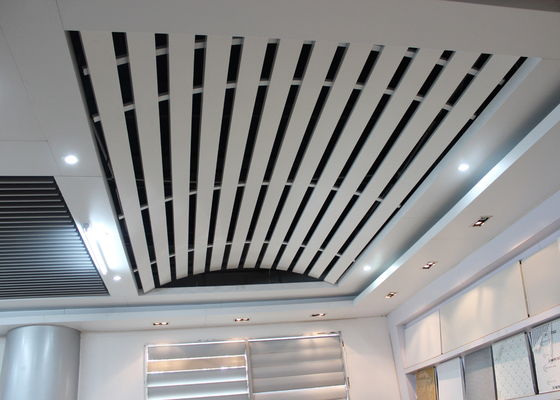 L'alluminio lineare a cupola del soffitto del metallo installa con la chiglia curva, soffitto curvo per la stazione