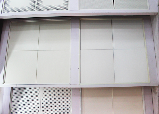 Clip dipinta e riflettente di rivestimenti in mattonelle del soffitto con gli intarsi fonoassorbenti