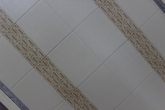 I pannelli per soffitti classici del bagno classificano le leghe di alluminio di aa 325mm x 325mm