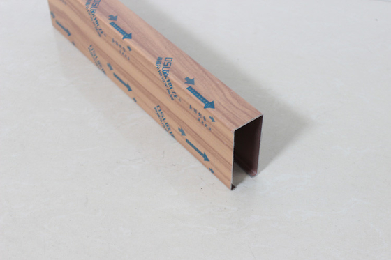 Lineari di alluminio di colore di legno cadono giù le mattonelle del soffitto a forma di U