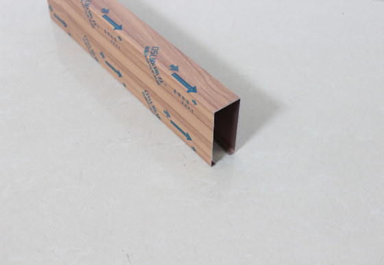 Lineari di alluminio di colore di legno cadono giù le mattonelle del soffitto a forma di U