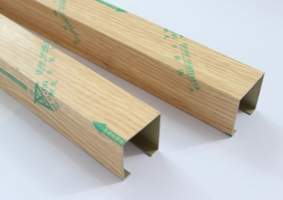 Soffitto lineare a forma di U del metallo di colore di legno del grano per la decorazione interna