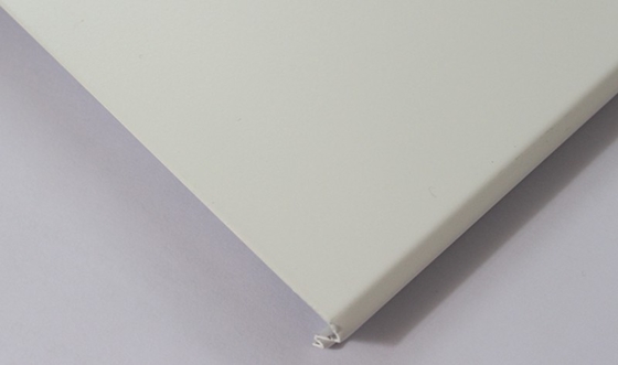 La polvere bianca che ricopre C300 ha sospeso il metallo che di alluminio del soffitto della striscia il pannello di alluminio ha tagliato il bordo