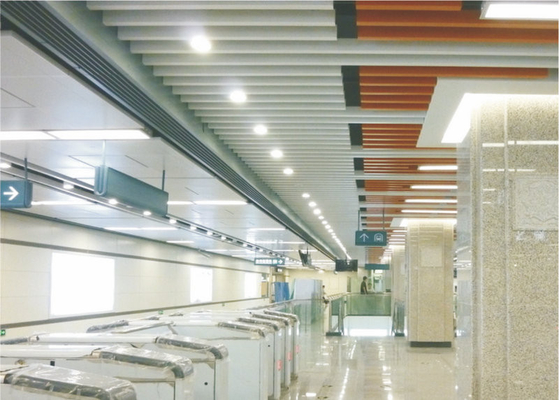 Soffitto lineare sospeso del metallo della metropolitana quadrata per la decorazione, soffitto della striscia di alluminio a prova di fuoco
