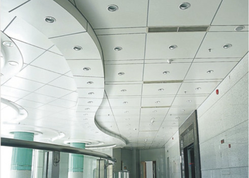 Renda incombustibile le mattonelle acustiche cadute del soffitto poste dentro per la costruzione delle mattonelle 2x4 del controsoffitto