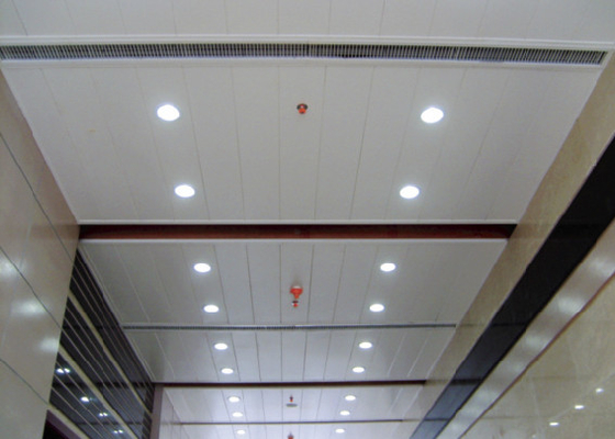 Cada il pannello di alluminio giù sospeso K del soffitto del metallo a forma di/diritto orli per i centri espositivi