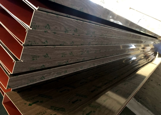 Soffitto di alluminio del deflettore di colore di legno ricoperto rullo per il centro commerciale 12 anni di garanzia