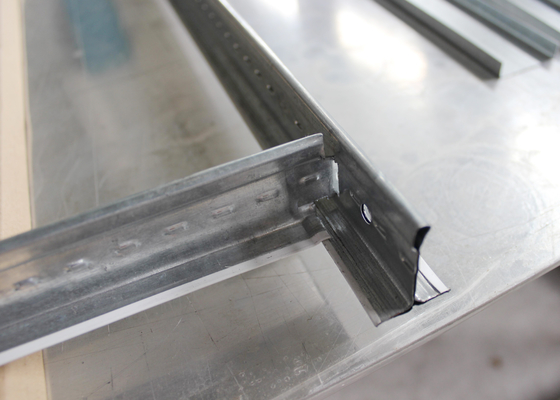 Posare in piastrelle per controsoffitti in metallo sospese installate con barra a T H32 x W14