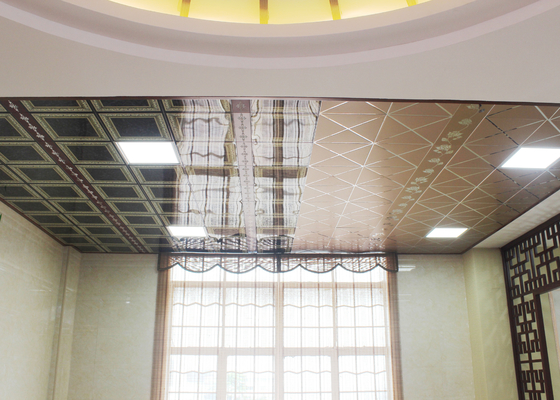 Mattonelle artistiche del soffitto della decorazione dell'interno con il bello modello di fiore lilla