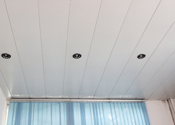Soffitto di alluminio della striscia del rivestimento della polvere di RAL 9010, mattonelle decorative del soffitto dell'edificio per uffici