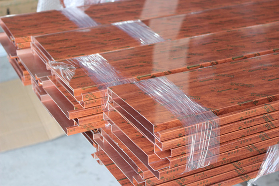 Soffitto di legno di colore del grano del soffitto di alluminio G a forma di moderno della striscia